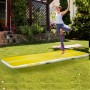 Gelbe CCLIFE Airtrack Matte auf Rasen, Frau macht Yoga. Aufblasbare Gymnastikmatte für Turnen & Training.
