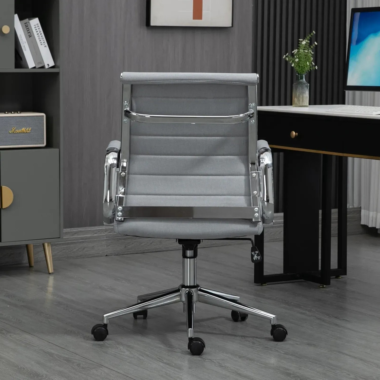 Hellgrauer Svita Office Comfort Bürostuhl mit niedriger Rückenlehne und Chromgestell.