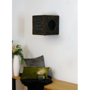Schwarze, eckige Silvio Design Wandhöhle aus Seegras für Katzen, zur Wandmontage.