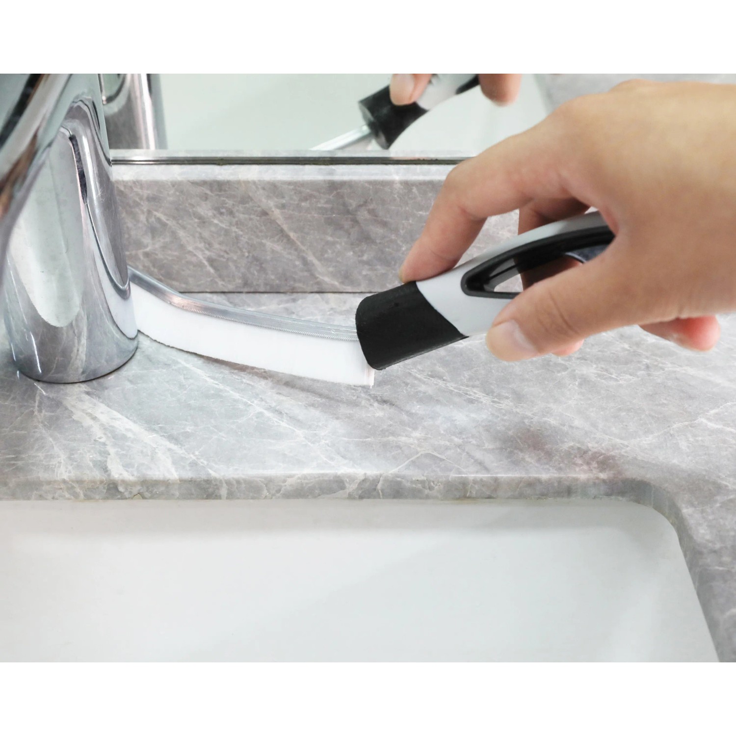 Hand reinigt Waschbecken mit Mehrzweckbürste (27,2 cm). Reinigungsgerät für Bad und Küche.