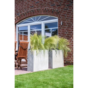 Graue Vivanno Elemento Pflanzkübel in Betonoptik (88x30x75cm) mit Bepflanzung vor Hauswand.