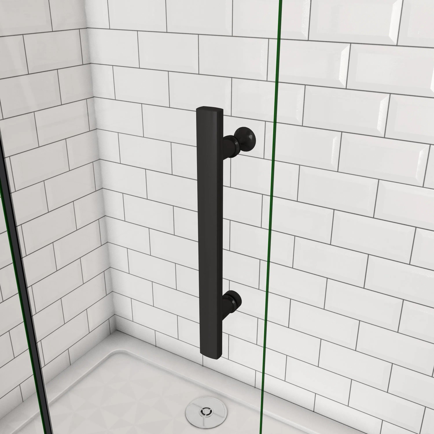 Detailansicht des schwarzen Griffs einer AICA Walk-In Duschabtrennung aus 6mm Klarglas vor weißen Fliesen.