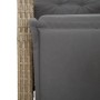 Detailaufnahme: Beiger Poly Rattan Gartenstuhl mit grauem Kissen aus der vidaXL Essgruppe.