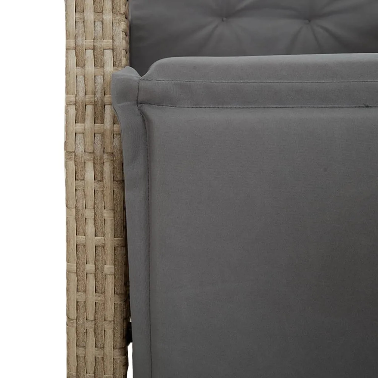 Detailaufnahme: Beiger Poly Rattan Gartenstuhl mit grauem Kissen aus der vidaXL Essgruppe.
