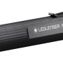 Schwarze Ledlenser P4R Core LED Taschenlampe mit Clip. Kompakte, akkubetriebene Stablampe für Werkstatt und Freizeit.