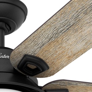 Detailaufnahme: HUNTER FANS Deckenventilator Santorini mit Holzflügel und schwarzem Gehäuse.