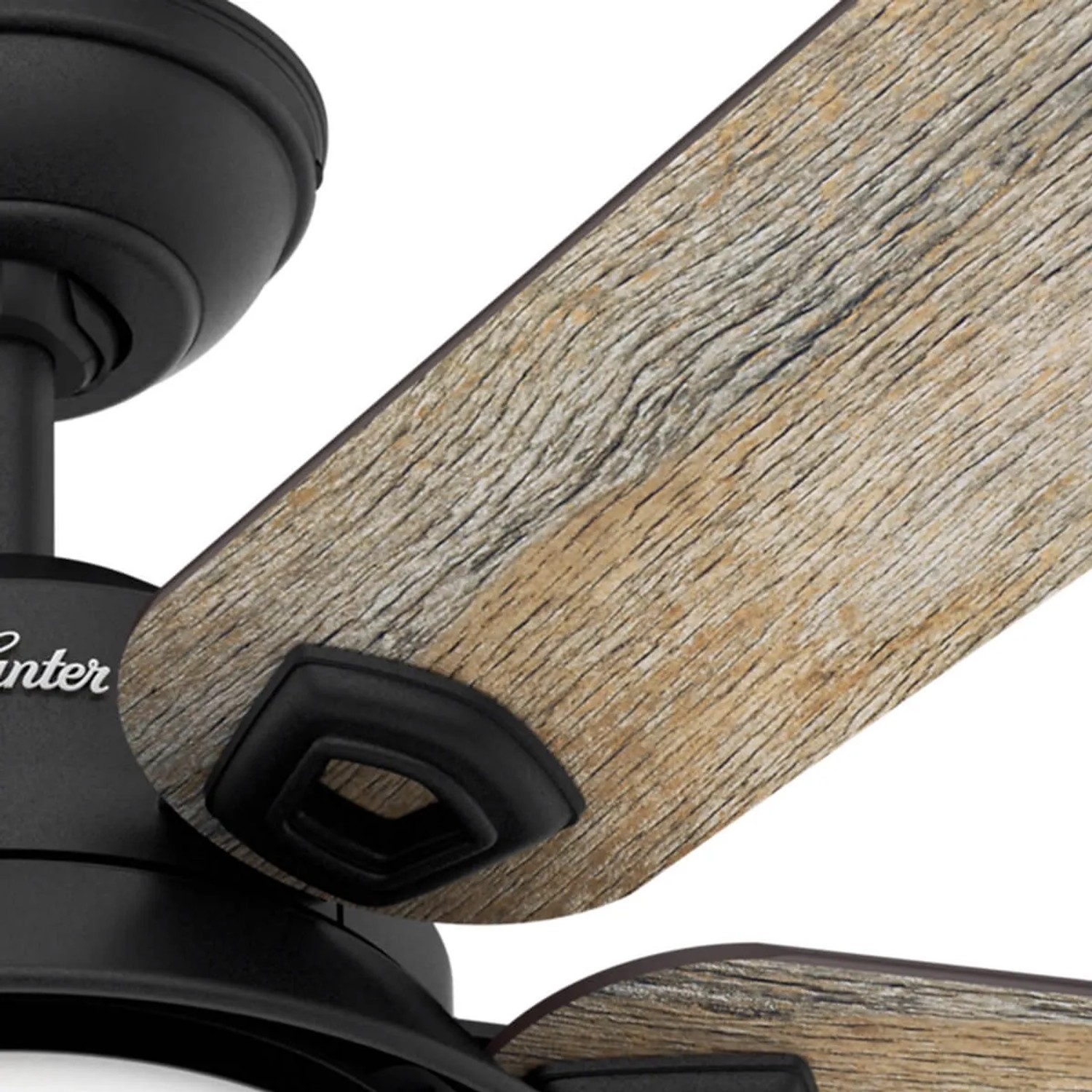 Detailaufnahme: HUNTER FANS Deckenventilator Santorini mit Holzflügel und schwarzem Gehäuse.
