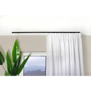 Schwarze 1-läufige Gardinenschiene Square an Decke über Fenster mit weißem Vorhang. Moderne Fensterdeko.
