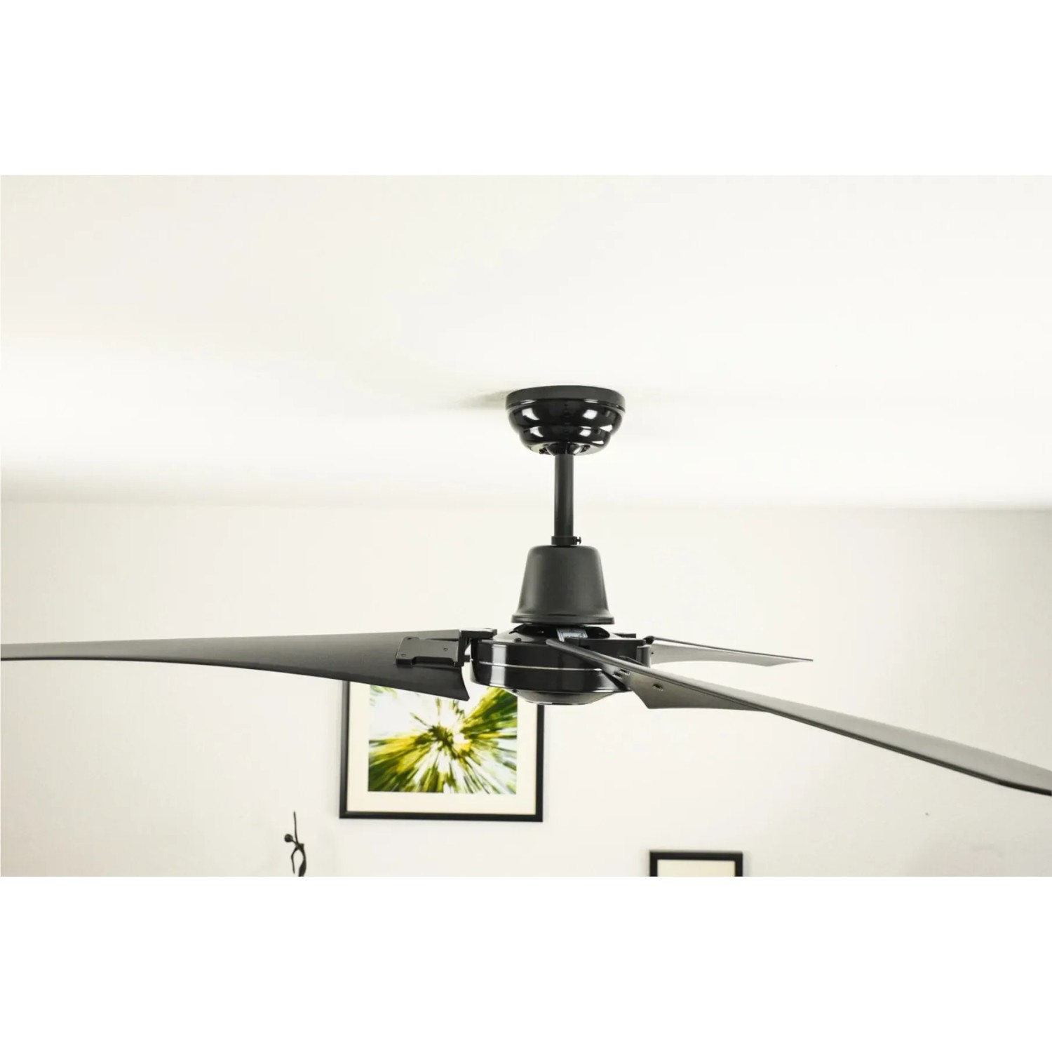 Schwarzer Pepeo Industrie Deckenventilator Vourdries, 142 cm Durchmesser. Geeignet für Industrie, Gewerbe und Wohnbereich.