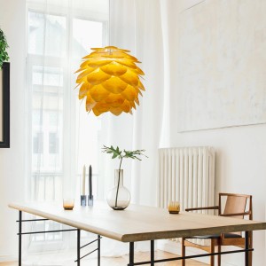 Moderne Pendelleuchte Foglia (40 cm) in Holzoptik über Esstisch. Blätterförmiger Lampenschirm.