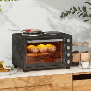 Schwarzer HOMCOM Minibackofen mit Doppelkochplatte auf Küchenarbeitsplatte. Brot backt, Pfanne auf Kochfeld.