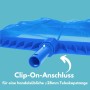 Detailaufnahme des blauen Clip-On-Anschlusses für eine Teleskopstange am Poolkescher des Amapool Reinigungssets.
