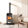 Schwarzer, matter Kaminofen Mahan UNI-1963 4.0 (7 kW) im Wohnraum mit Holzfeuer.