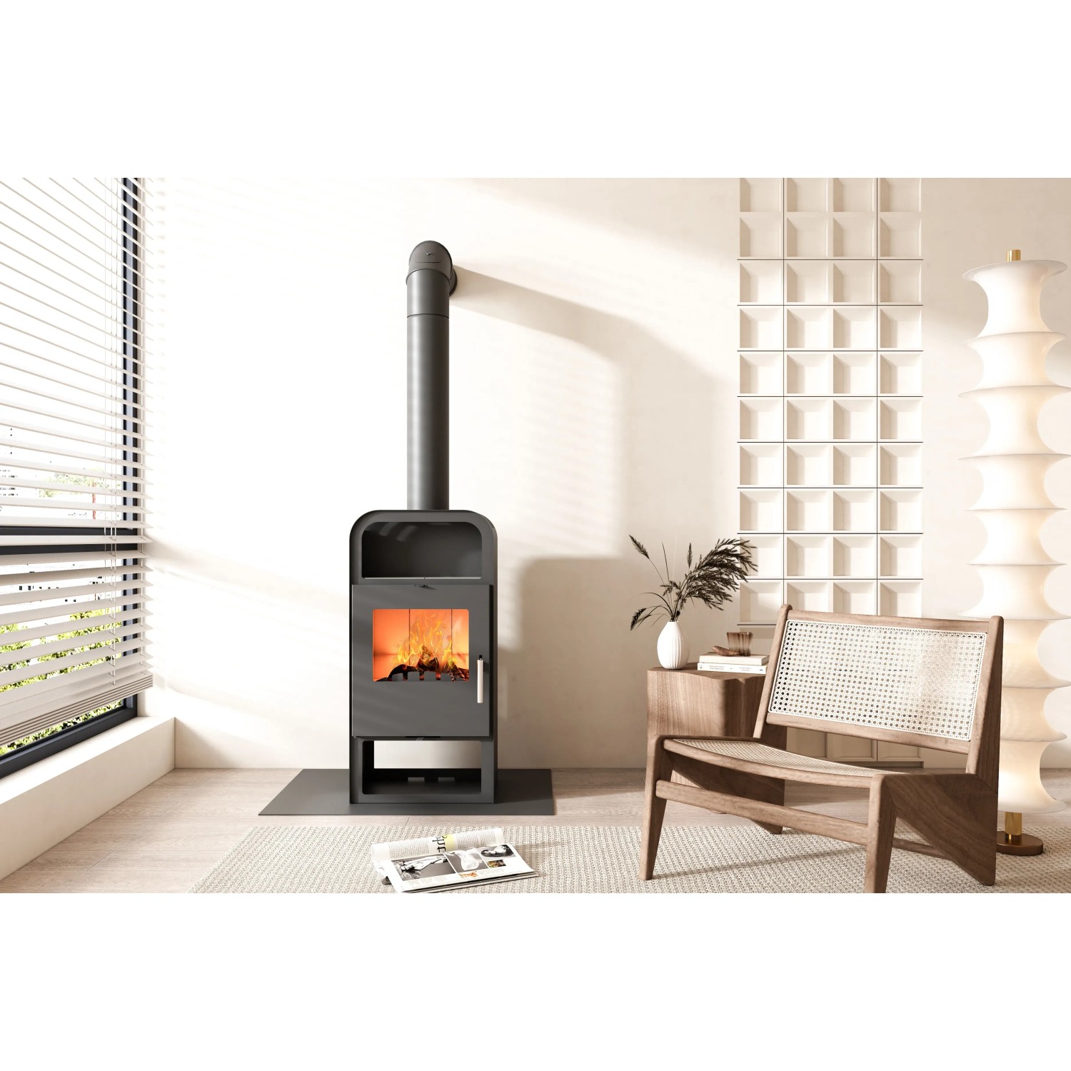 Schwarzer, matter Kaminofen Mahan UNI-1963 4.0 (7 kW) im Wohnraum mit Holzfeuer.