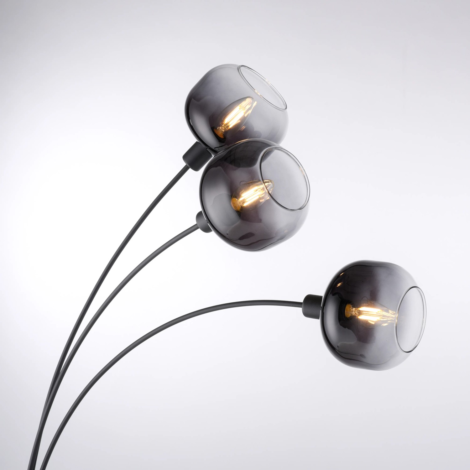 Schwarze Just Light Stehleuchte Zea mit drei Rauchglas-Lampenschirmen.