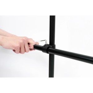 Montage eines schwarzen, matten Kreuzstücks 90° für Stahlrohre (Ø 2,7 cm) mit Inbusschlüssel.