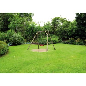 Kinderschaukel Poldi aus Holz mit rotem Schaukelsitz im Garten.