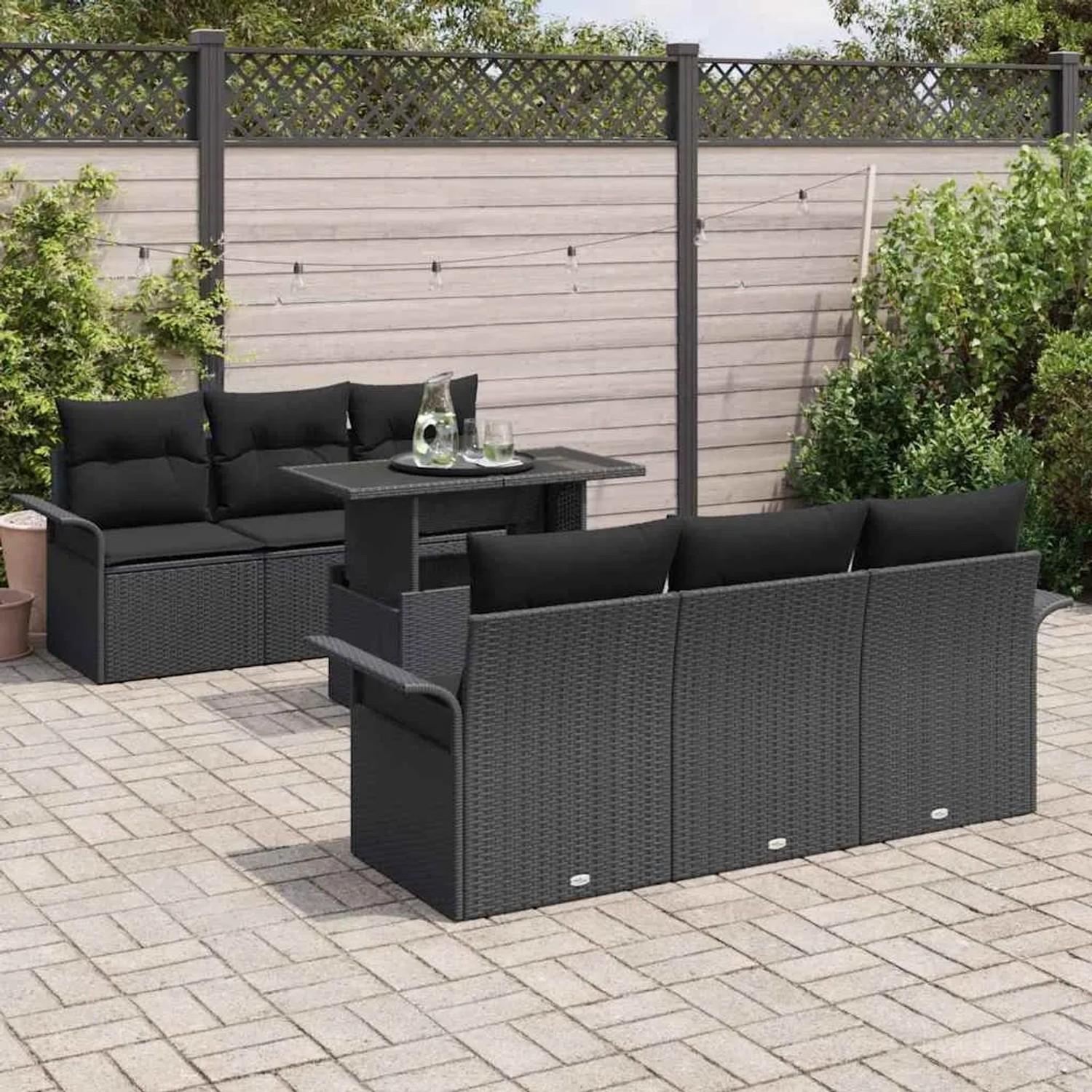 Schwarzes 7-teiliges vidaXL Garten-Sofa-Set aus Poly Rattan mit Tisch und Kissen.