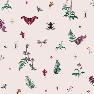 Joules Vliestapete Midnight Beasts: Mehrfarbiges Muster mit Insekten, Pflanzen und Blättern auf Creme.