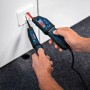 Bosch Professional GVT 1000-15 Spannungsprüfer bei der Messung an einer Steckdose.