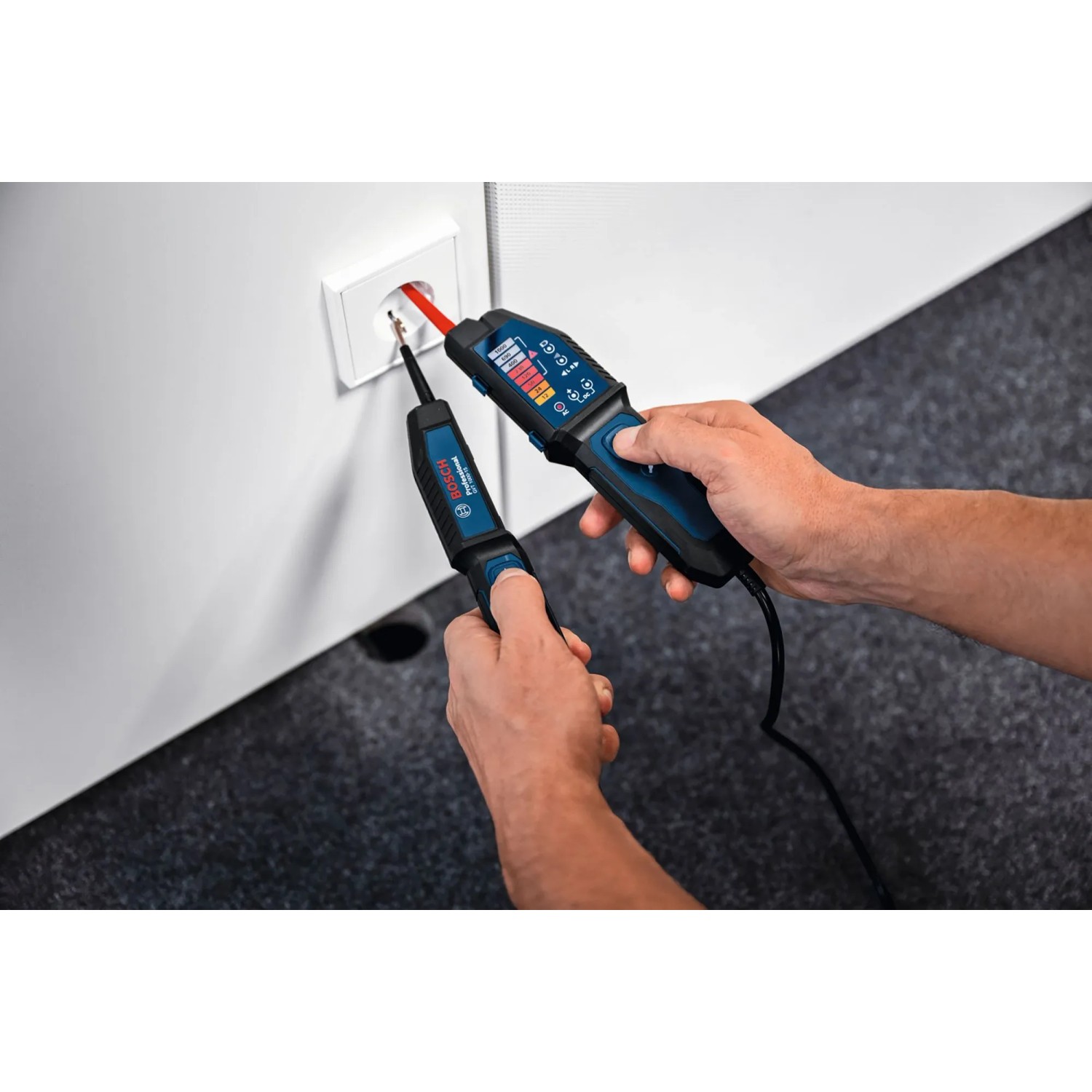 Bosch Professional GVT 1000-15 Spannungsprüfer bei der Messung an einer Steckdose.