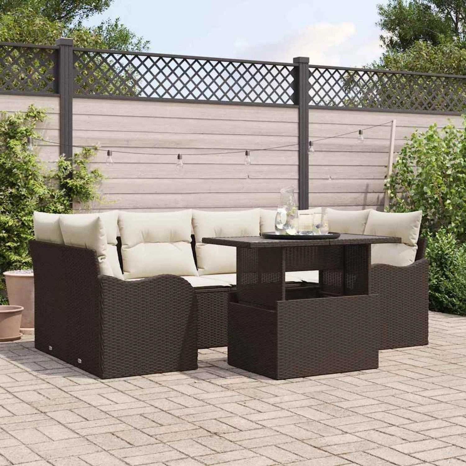 Braunes 7-teiliges Garten-Sofa-Set aus Poly Rattan mit Kissen und Tisch.