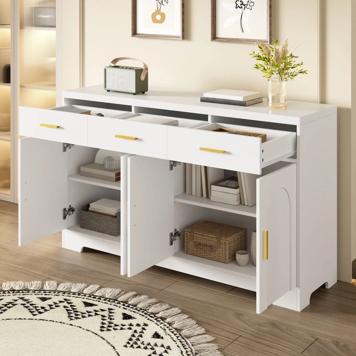 Modernes weißes Sideboard Merax mit 4 Türen, Bogenrelief, 3 Schubladen und Goldgriffen. Offene Fächer zeigen Stauraum.