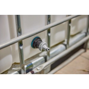 Gardena Einsteck-Tankverbinder Push In an Regentonne montiert.