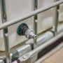 Gardena Einsteck-Tankverbinder Push In an Regentonne montiert.