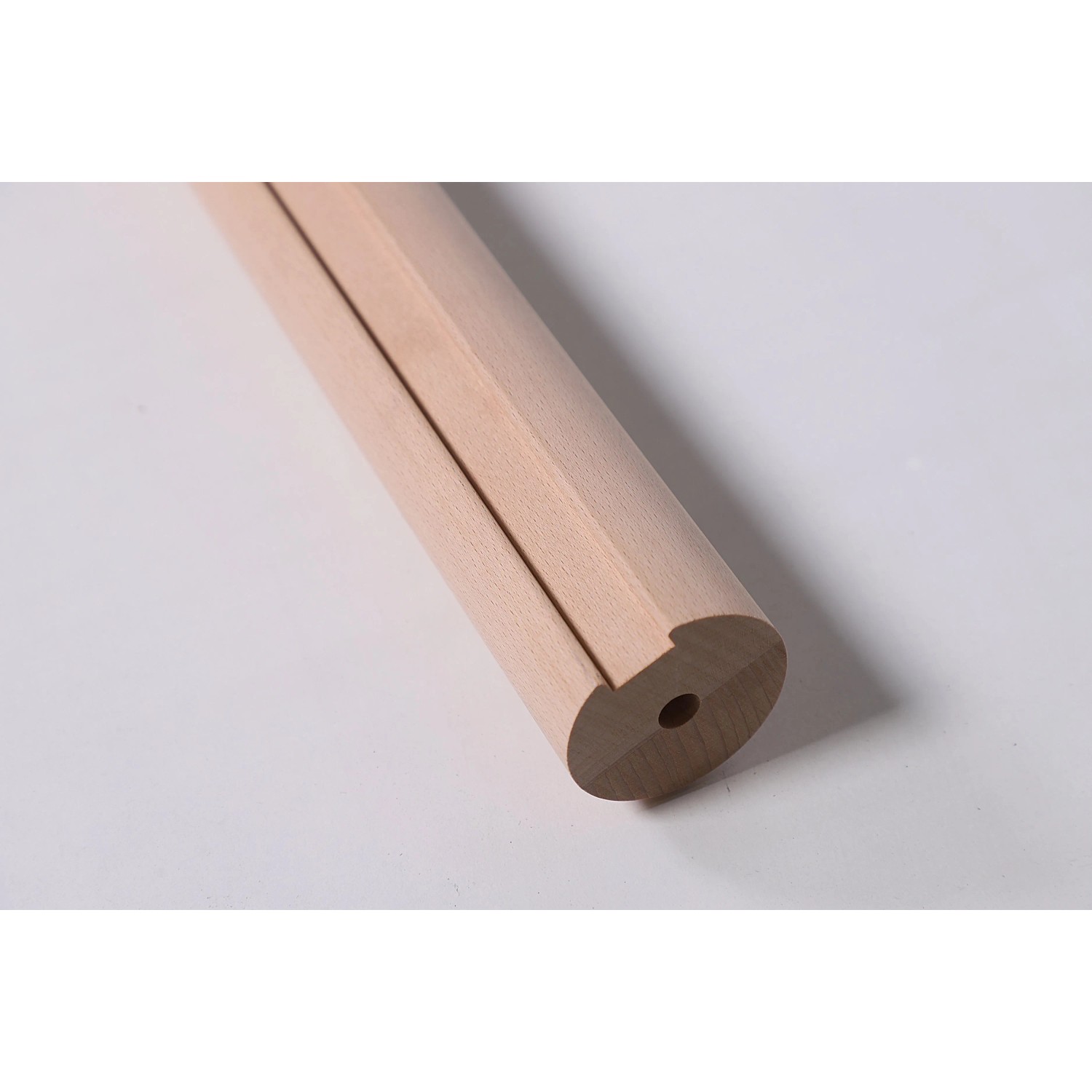 Massiver Buchenholz Handlauf, Ø 52 mm, Länge 2250 mm, für den Innenbereich.