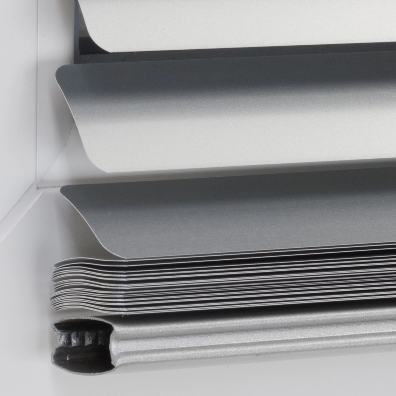 Detailaufnahme der silbernen Aluminium Jalousie Burgos (100x160cm) für Fenster.