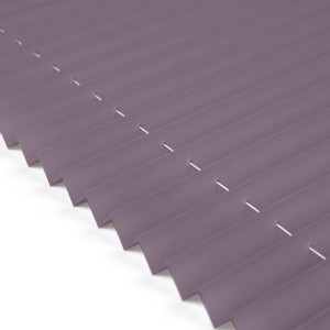 Detailaufnahme: Fliederfarbenes Deco-Raum Plissee Basic 110x150cm, blickdicht und ohne Bohren montiert.