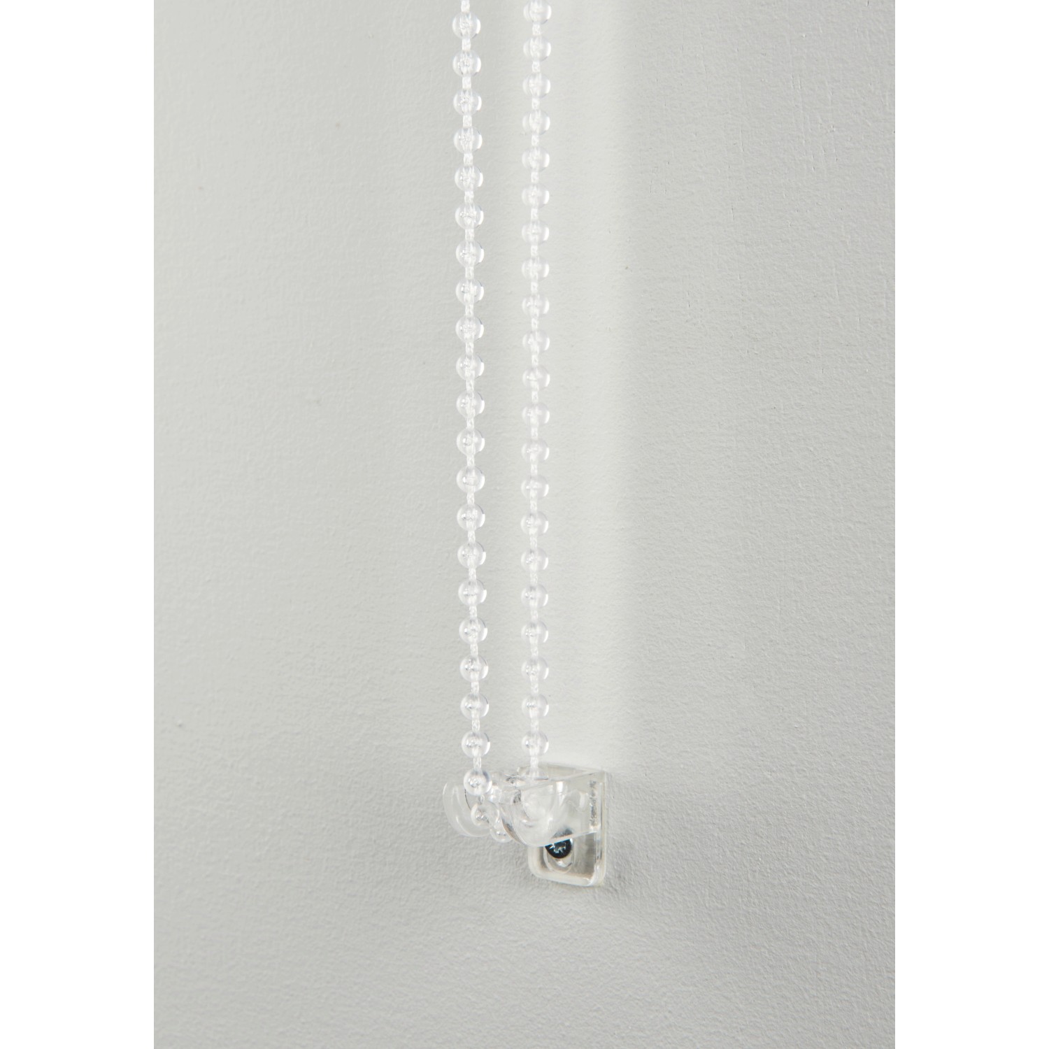 Detailaufnahme: Weiße Kugelkette des Schöner Wohnen Tageslicht-Rollos Tizia.