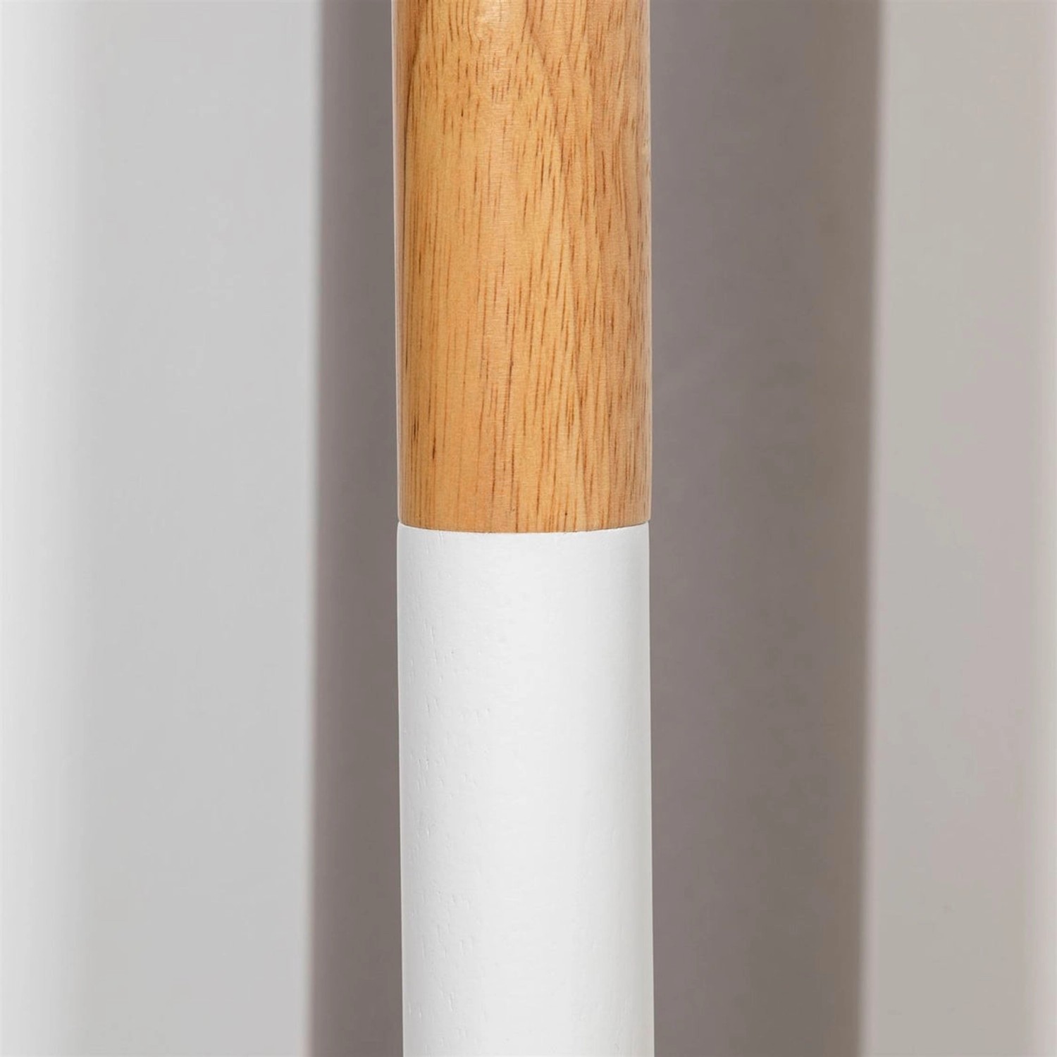 Detailaufnahme: Weißer Terra Home Garderobenständer Dala mit Holzakzent.