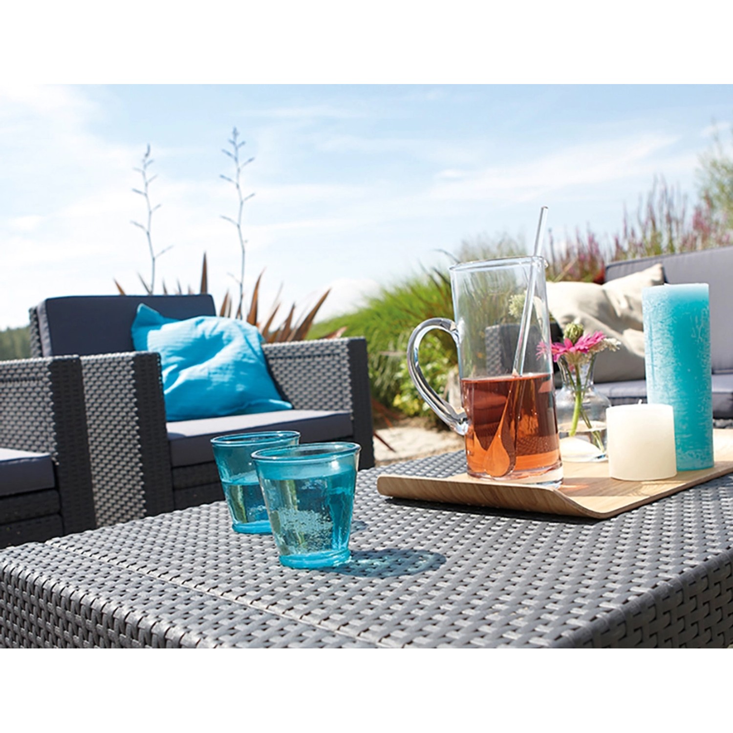 Allibert Loungeset Monaco, graphitgraue Gartenmöbel mit Tisch, Sesseln und Kissen.