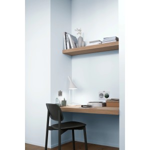 Wand in Kreideblau mit Alpina Farbe gestrichen, Arbeitsplatz mit Holzregal und Schreibtisch.