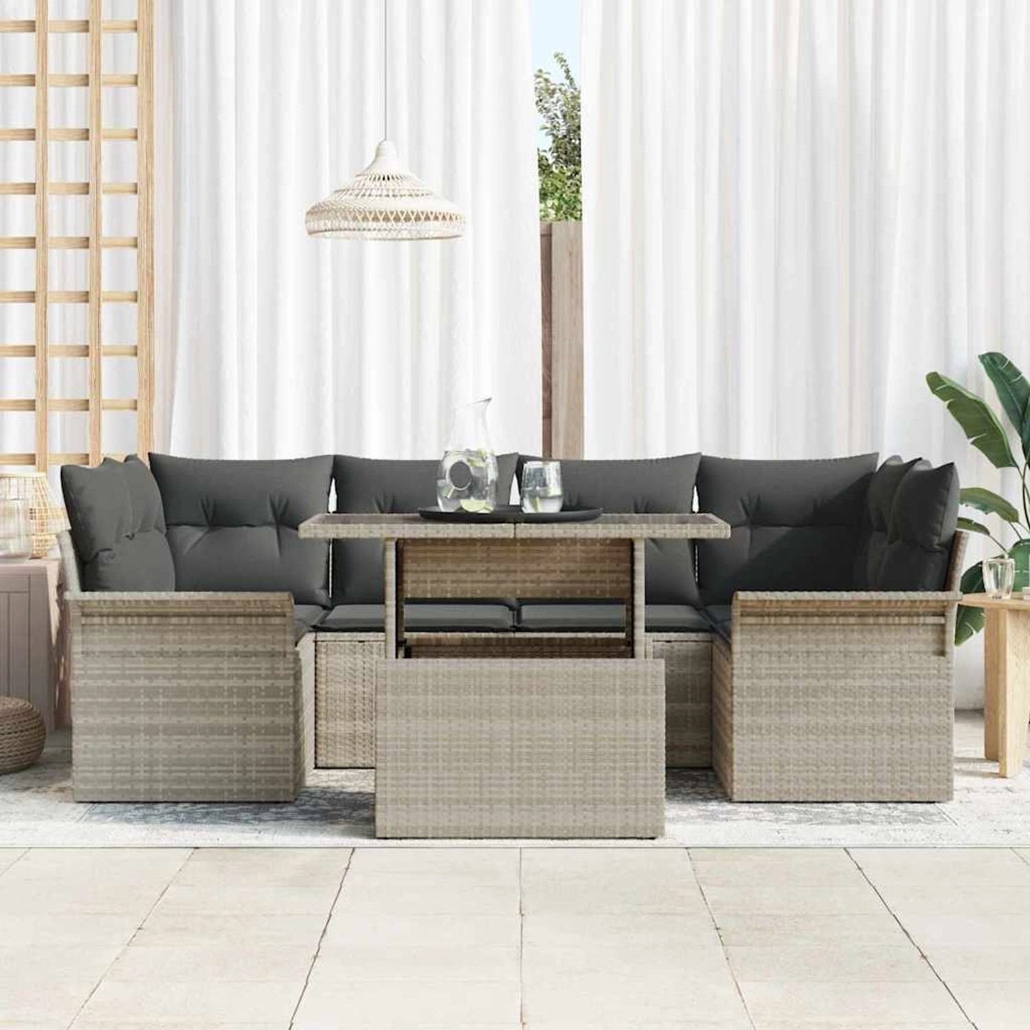 Hellgraues 7-teiliges Garten-Sofa-Set aus Poly Rattan mit Tisch und grauen Kissen.