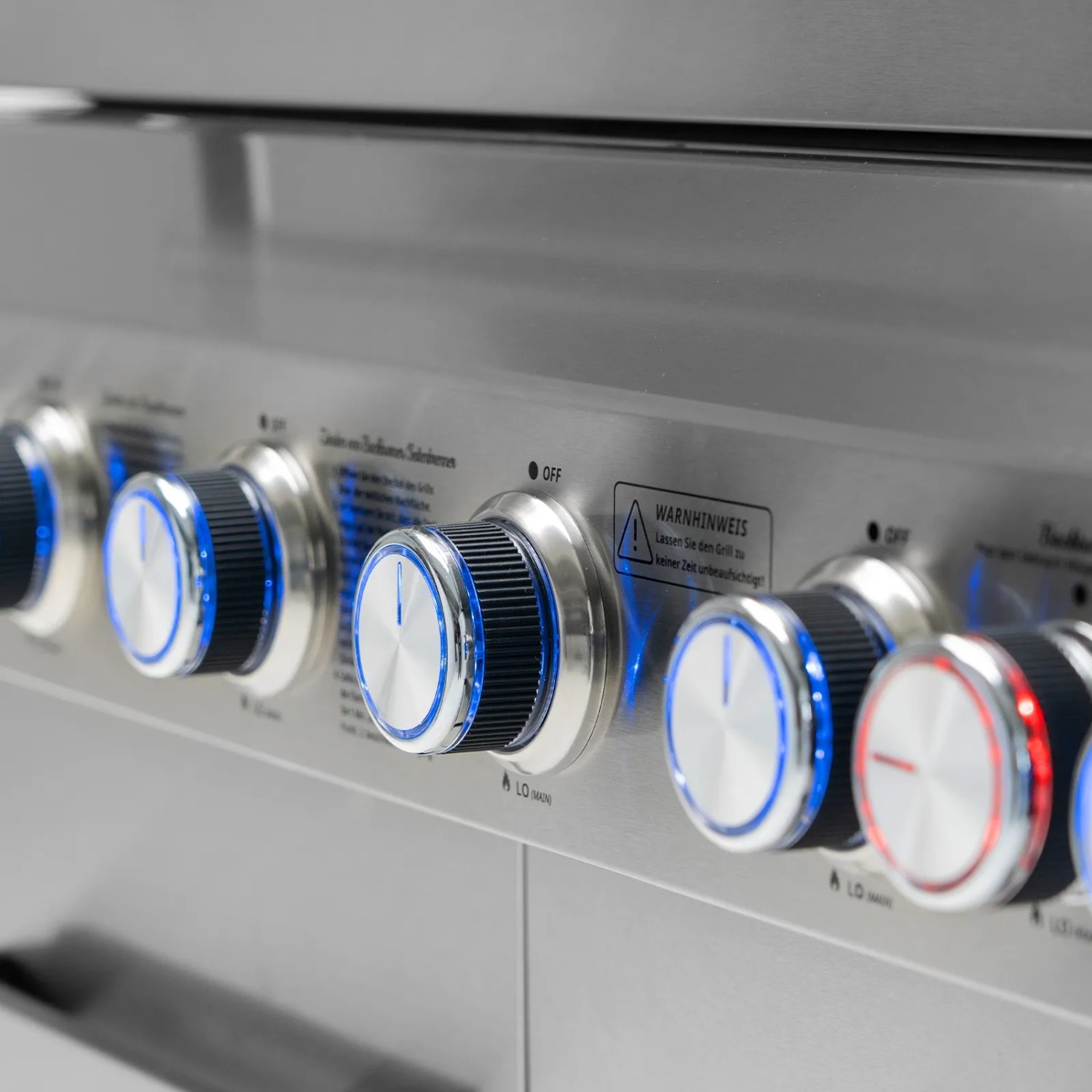 Detailaufnahme der beleuchteten Drehregler eines Taino Platinum Yamara Gasgrills aus Edelstahl.