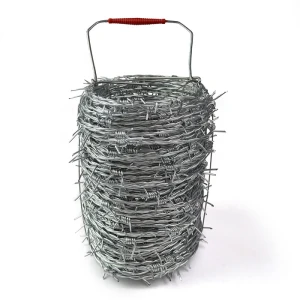 Verzinkter KARAT Stacheldraht, 16m Rolle mit Tragegriff, für Zaunbau & Sicherheit.
