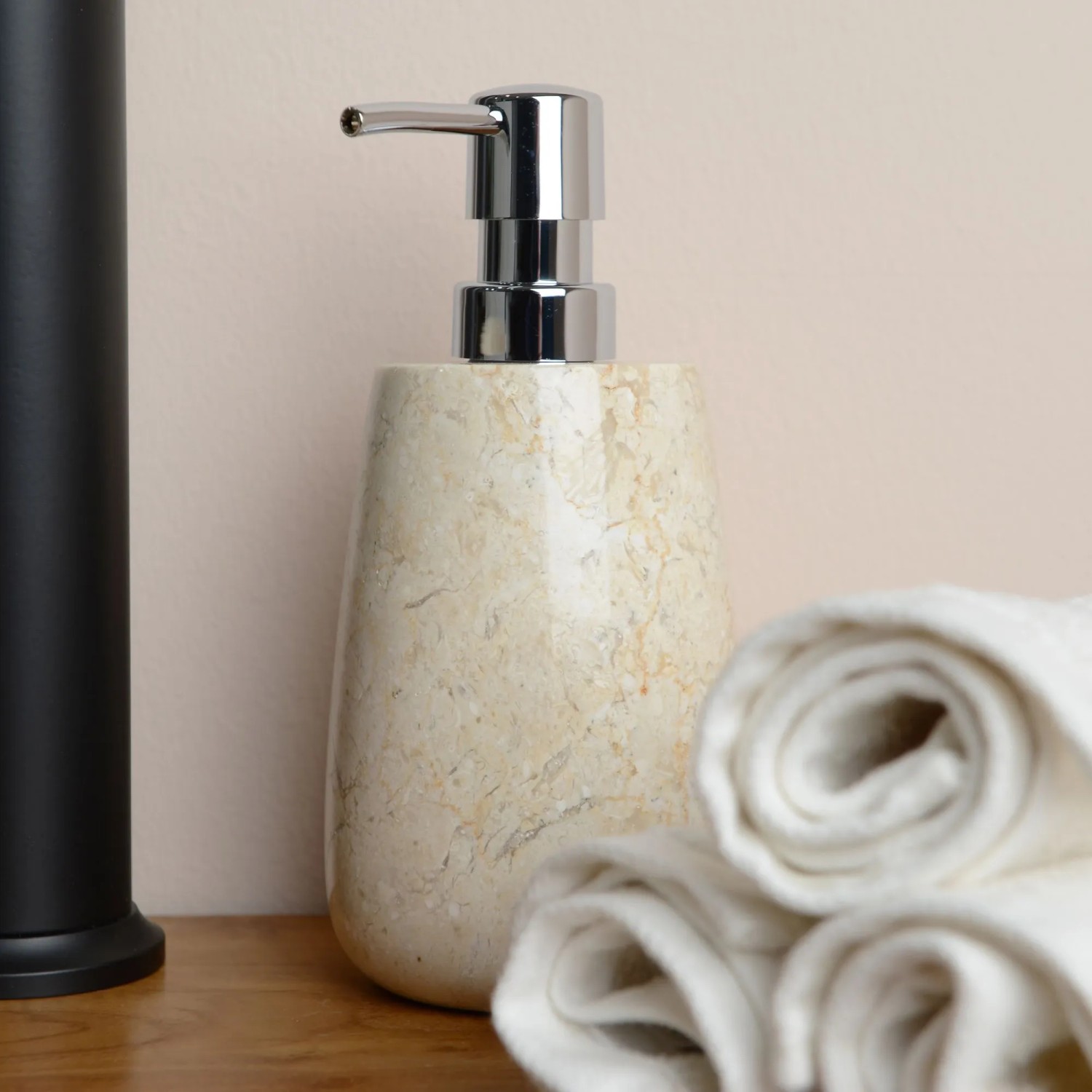 Cremefarbener Marmor Seifenspender Cara von Wohnfreuden mit Chrom-Pumpe.