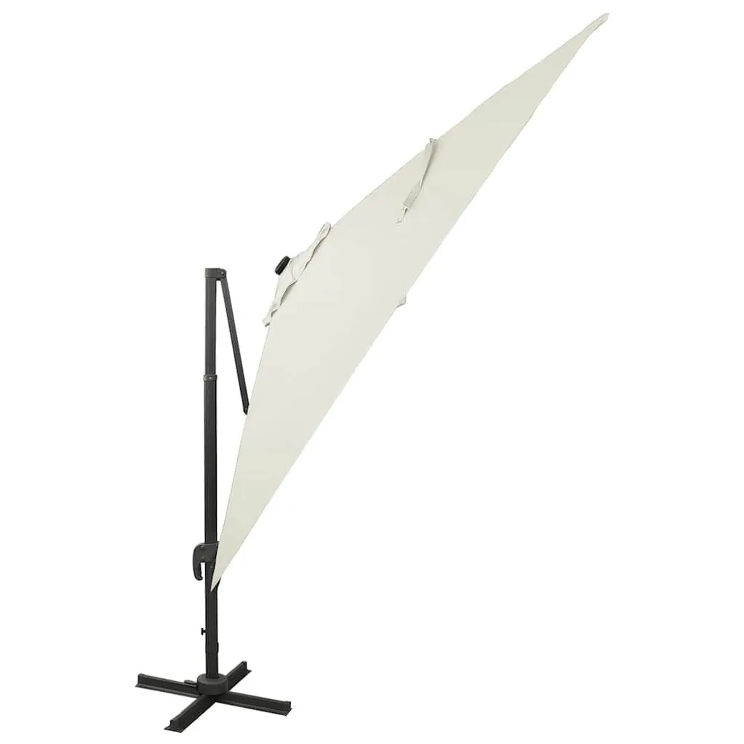 Sandweißer Ampelschirm mit LED-Beleuchtung, 300 cm, schwarzem Aluminiummast und Kreuzfuß, geneigt.