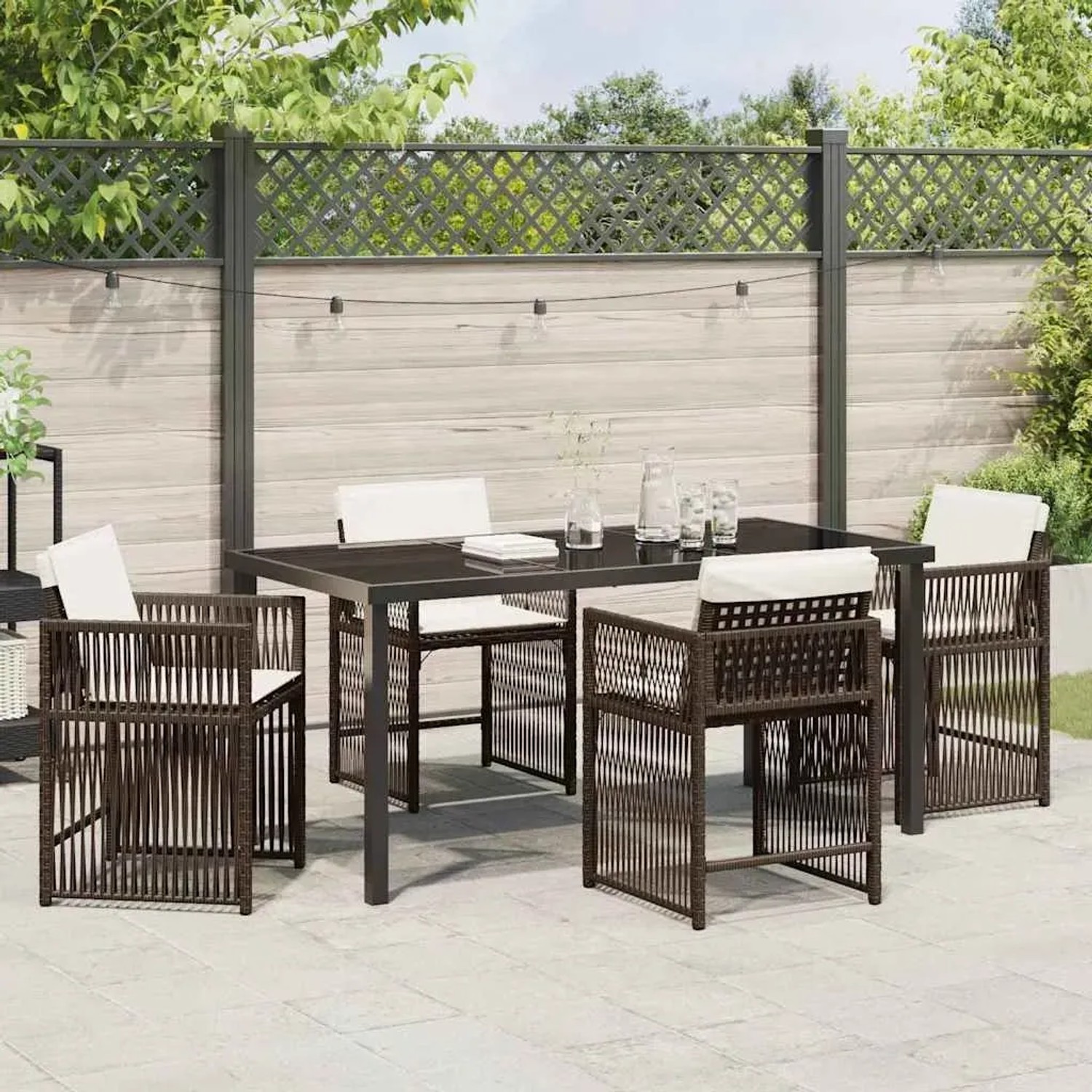 Braune 5-teilige Garten Essgruppe aus Poly Rattan mit Tisch und Stühlen.