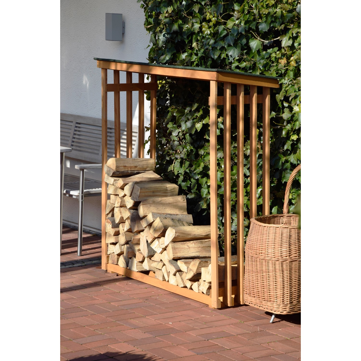 Dobar Kaminholzregal aus Kiefernholz, 140 cm breit, mit Bitumendach und gestapeltem Holz.