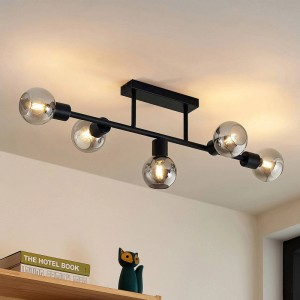 Schwarze Lindby Deckenlampe Biscala im Retro-Stil mit 5 rauchfarbenen Glaskugeln.
