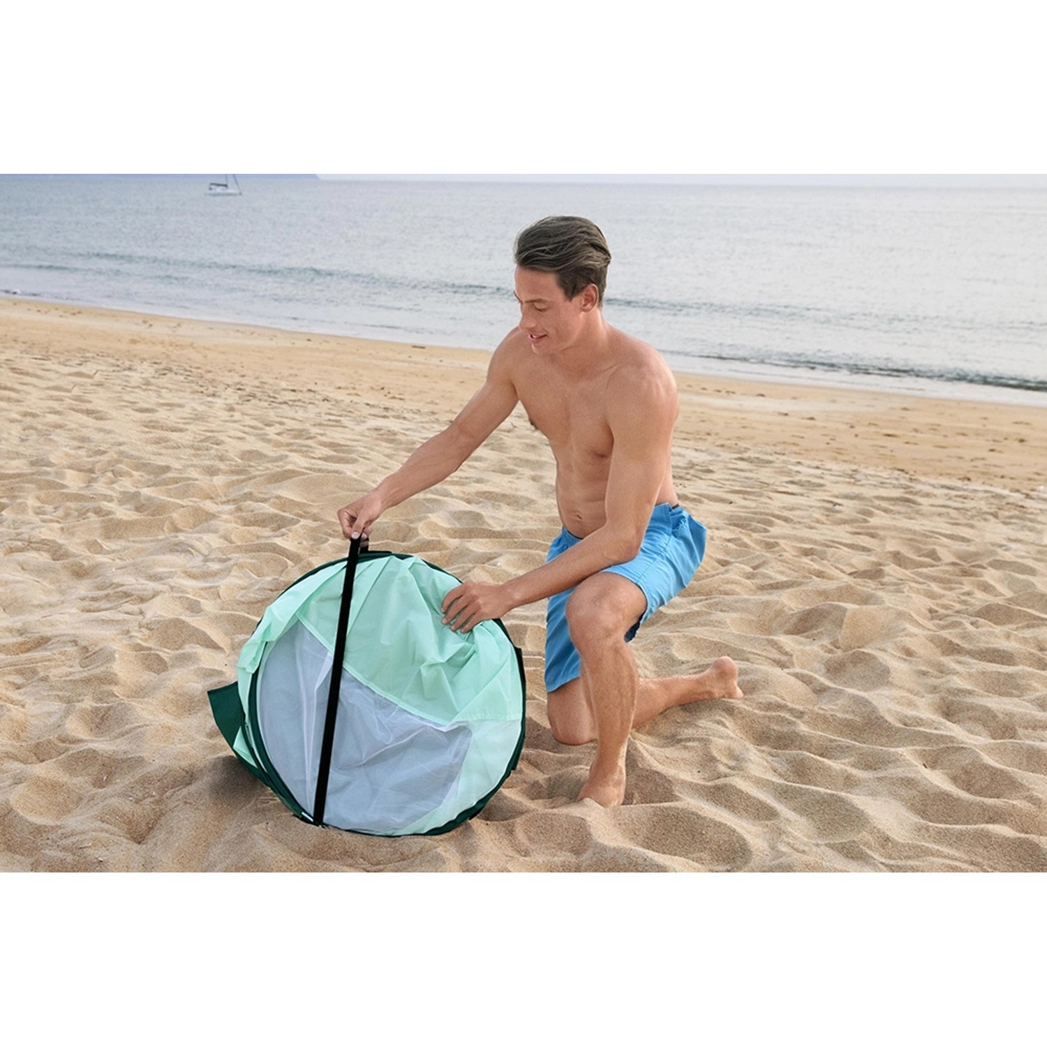 Pavillo Pop-Up Strandmuschel Beach Quick 2 Tent beim Aufbau am Strand.