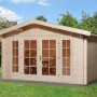 Weka Weekendhaus 137: Holzhaus mit Satteldach, Doppeltür und Fenstern im Garten.