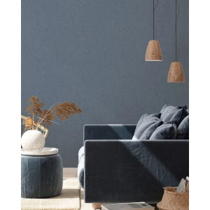 Livingwalls Vliestapete Uni Graublau an Wand im Wohnzimmer mit Couch und Deko.