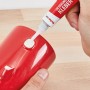 Anwendung von Fischer 30 Sekunden Kleber auf einer roten Tasse.