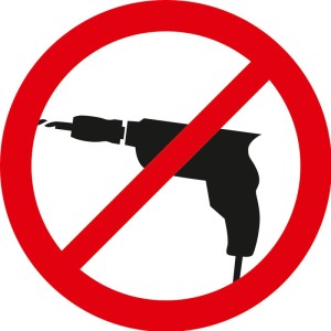 Symbol: Keine Bohrmaschine erforderlich für Tesa Loxx Toilettenpapierhalter.