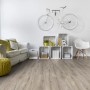 Wohnraum mit Laminatboden Comfort Eiche Natur 7 mm. Helles, freundliches Ambiente mit Holzoptik.
